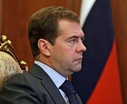 Д. Медведев: Cети следует обязать продавать продукцию местных производителей