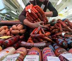 Почему из супермаркетов могут исчезнуть сосиски и сыр