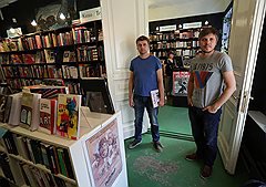 Основатели книжного магазина "Пиотровский" Михаил Мальцев (слева) и Денис Корнеевский уехали в Пермь, чтобы сделать город умнее Фото: Максим Кимерлинг, Коммерсантъ