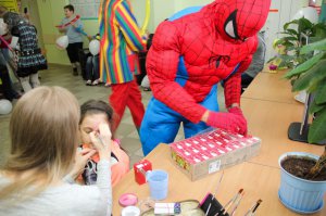 Компания "Евророс" подарила яркий праздник маленьким пациентам детской городской больницы г. Мурманска. ФОТО
