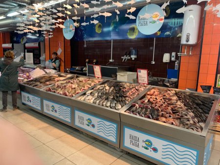 Роскачество объяснило, как выбрать живую рыбу в магазине